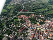 Luftaufnahme Peine/Altstadt im August 2010,am oberen Rand liegt der Stadtteil Telgte, in dem Dreieck Westumgehung-Fuhsering liegt der �lteste Teil von Peine, mit den Stra�en Kniepenburg, Damm und Schlo�stra�e. In dem begr�nten Burgberg liegt der Amtshof und steht die kathl.Kirche. Weiter nach unten erkennt man den historischen Marktplatz Peines, von dem aus der linken Ecke die Breite Stra�e als Fu�g�ngerzone in die Stadt f�hrt.Links davon erkennt man die Luisenstra�e und den Windm�hlenwall an der das Geb�ude der Wallschule steht.