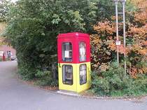 In dieser ehemaligen Telefonzelle, kann mich Bcher ausleihen und auch welche dort hinbringen oder behalten. Sie steht im Lehrte vorn  Rathaus. Foto vom 12.10.2010.