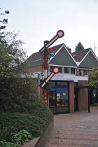 Ein altes Formsignal in Burgdorf bei Hannover. Hier ist der Eingang zu einer Fugngerzone. Ob hier ein Zug durcfhrt ist wohl nicht mglich. Foto vom 14.10.2010.