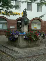 Schramberg im Schwarzwald,
der Rathausbrunnen erinnert an Erhard Junghans, der 1881 die bekannte Uhrenfabrik gegr�ndet hat, 
Aug.2010