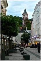 Abendlicher Spaziergang durch die Fugngerzone in Passau. Im Hintergrund ist der Turm der Pfarrkirche St. Paul zu sehen. 15.09.2010 (Hans)
