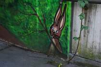 Kleiner Graffi Hase an einer Wand in Fugngertunnel, in Lehrte. Foto vom 18.10.2010.