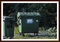 Hier scheint jemand die Altpapiertonne, mit der Glastonne verwelschelt zu haben. Gesehen in  Lehrte, am 18.10.2010