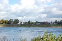 Blick ber den Rhein nach Dsseldorf-Hamm, im Hintergrund ist der Fernsehturm gut zu erkennen. 20.Oktober 2010