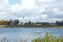 Blick �ber den Rhein nach D�sseldorf-Hamm, im Hintergrund ist der Fernsehturm gut zu erkennen. 20.Oktober 2010