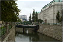 Kurz vor der Mndung in den Donaukanal wird die Wien von einer U-Bahnbrcke und darber von einer Fugngerbrcke berquert. 02.10.2010