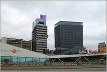 Hochhuser am Donaukanal: links der von Hans Hollein entworfene Media Tower, rechts das von Jean Nouvel gezeichnete Hochhaus. 02.10.2010