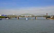 Die Hohenzollernbrcke (Eisenbahnbrcke) in Kln, links ein Teil des Musical Doms und rechts Messeturm in K-Deutz. 21.09.2010
