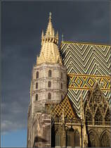 Der Stephansdom wird zur Zeit restauriert. Die Gerste sind durch Planen mit einem Aufdruck der dahinterliegenden Gebudeteile kaschiert. An der gelben Turmspitze zeigt sich die ursprngliche Farbe des ansonsten dunkel verfrbten Sandsteins. 30.09.2010