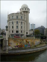 Im Urania-Gebude steht an der Einmndung der Wien in den Donaukanal. Im Gebude ist eine Volkshochschule untergebracht. 02.10.2010