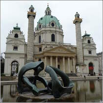 Im Teich vor der Karlskirche steht die Plastik  Hill Arches  von Henry Moore. 02.10.2010