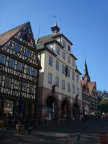 Calw im Schwarzwald, das Rathaus erhielt nach Umbauten 1726-30 die heutige Form, unter den Arkaden waren frher die Verkaufsstnde der Metzger und Bcker, Okt.2010