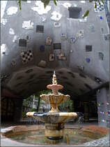 Der Brunnen vor dem Hundertwasser-KrawinaHaus in Wien. 02.10.2010