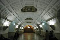 Die Moskauer Metro wurde 1935 erffnet. Sie gehrt zu den U-Bahn-Systemen mit den tiefsten Tunneln und prunkvollsten Bahnhfen der Welt. Die Stationen der Moskauer Metro sind mit ihrer teilweise sehr anspruchsvollen Architektur als unterirdische Palste bekannt.Hier die Station Tret'yakovskaya. Fotografiert am 10.09.2010. 

