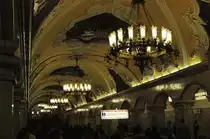 Die Moskauer Metro wurde 1935 er�ffnet. Sie geh�rt zu den U-Bahn-Systemen mit den tiefsten Tunneln und prunkvollsten Bahnh�fen der Welt. Die Stationen der Moskauer Metro sind mit ihrer teilweise sehr anspruchsvollen Architektur als unterirdische Pal�ste bekannt. Hier die Station Komsomolskaja. Aufgenommen am 10.09.2010. 

