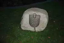 Stein mit Inschrift der Lehrter Wohnungsbau GmbH. Der Stein steht an der Ecke Feldstra�e/K�thenwaldstra�e. Foto vom 23.10.2010.