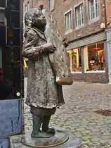 Das Printenm�dchen, eine Bronzefigur mit einer gro�en Printe in den H�nden, steht in Aachen an der Ecke K�rbergasse-B�chel vor dem �ltesten Aachener Cafe.