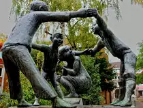 Der T�rel�re-Lie�jebrunnen in Aachen an der Klappergasse. Ein M�dchen, das Li�je, wird von Lausbuben die um sie Ringelrein tanzen und T�rel�re-Li�che singen aufgehalten und gehindert, eine Toilette aufzusuchen, bis es daf�r zu sp�t ist. Das Lied „T�rel�re-Li�che uus Klapperjaa�“ wird auch heute noch gerne von den �lteren �chern gesungen. 
