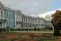 Der Name dieses Geb�udes geht auf Katharina I. zur�ck. Diese lie� 1718 von Johann Friedrich Braunstein den Sommerpalast (Katharinenpalast) errichten. Dieser befindet sich in Puschkin, einer Stadt etwa 25 km s�dlich von Sankt Petersburg. Fr�her war der Katharinenpalast die Residenz des Zaren. Hier befindet sich auch das Bernsteinzimmer. Hier die Vorderseite des Geb�udes. Gesehen am 19.09.2010.

