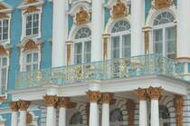 Eine Nahaufnahme vom Katharinenpalast. Dieser befindet sich in Puschkin, etwa 25 km sdlich von Sankt Petersburg. Frher war der Katharinenpalast die Residenz des Zaren. Hier befindet sich auch das Bernsteinzimmer. Gesehen am 19.09.2010.

