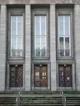 Durch diese T�ren ging schon John le Carr� zur Arbeit - als Mitarbeiter des britischen Geheimdienstes, der hier seinen Sitz hatte. Sophienterrasse in Hamburg-P�seldorf, 13.12.2009