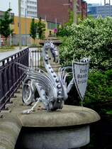 Wie durch ein Wunder erhalten: Skulptur an der Banksbrcke - im von den Bombenangriffen im zweiten Weltkrieg fast vllig zerstrten Hamburger Stadtteil  Hammerbrook. 6.6.2009