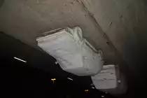 Autos unter der Fahrstra�e der Hochstra�e, in Hamburger Allee, im Hannover. Foto vom 31.10.2010.