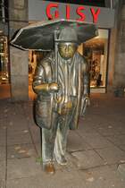 MANN mit Regenschirm, in der Innenstadt von Hannover (Am Krpcke/Georgstrae). Foto vom 31.10.2010.