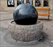 Die Kirche von Ettelbr�ck spiegelt sich auf der Weltkugel des Brunnens. 01.11.2010 (Jeanny)