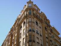 Wuchtiger Altbaublock am stlichen Rand der Innenstadt von Cannes. 4.6.2008