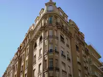 Wuchtiger Altbaublock am �stlichen Rand der Innenstadt von Cannes. 4.6.2008