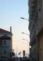 Blick durch eine Stra�e in der Innenstadt von Cannes aufs Mittelmeer. 4.9.2010