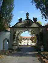 Kirchberg, das 1749 erbaute Eingangsportal des ehemaligen Klosters, Okt.2010