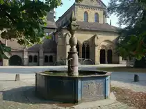 Maulbronn, im besterhaltenen mittelalterlichen Kloster (Unesco-Weltkulturerbe) n�rdlich der Alpen steht dieser Brunnen von 1794, Okt.2010 