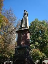 Freiburg im Breisgau, auf dem Rathausplatz steht das 1855 errichtete Denkmal mit dem Franziskanermnch Bertold Schwarz, der im gegenberliegenden ehemaligen Kloster im 14.Jahrhundert das Schie-(Schwarz)pulver erfunden haben soll, Okt.2010