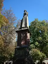 Freiburg im Breisgau, auf dem Rathausplatz steht das 1855 errichtete Denkmal mit dem Franziskanerm�nch Bertold Schwarz, der im gegen�berliegenden ehemaligen Kloster im 14.Jahrhundert das Schie�-(Schwarz)pulver erfunden haben soll, Okt.2010