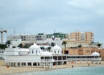 Das  Balneario de la Palma , ein ehemaliges Heilbad, vor der Kulisse des modernen Cadiz. 20.9.2010