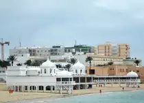 Das  Balneario de la Palma , ein ehemaliges Heilbad, vor der Kulisse des modernen Cadiz. 20.9.2010