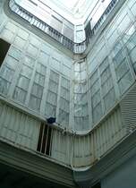 Blick in den Lichtschacht eines typischen Innenhofs in der Altstadt von Cadiz. 20.9.2010