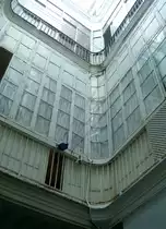 Blick in den Lichtschacht eines typischen Innenhofs in der Altstadt von Cadiz. 20.9.2010