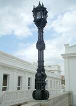 Jugendstil-Leuchte vor dem ehemaligen Heilbad am Strand von Cadiz. 20.9.2010