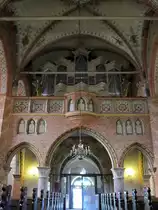 Marienkirche zu Bergen auf R�gen; Innenansicht mit Blick zum Haupteingang auf der Westseite und der sich dar�ber befindenden Orgel (2007 restauriert und wieder auf den urspr�nglichen Stand von 1909 gebracht); 06.11.2010
