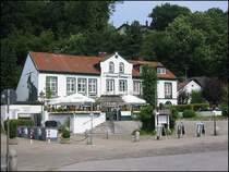 Der Hamburger Stadtteil Oevelg�nne mit dem Gasthaus  Oevelg�nner F�hrhaus  im Juli 2005.
