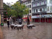 Bremen, Skulpturen 'Schweine', an der Sgestrae (03.10.2010)