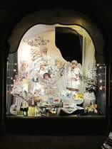 Bereits am Volkstrauertag, zwei Wochen vor dem 1. Advent, sind die Schaufenster eines groen Feinkost- und Delikatessengeschftes (Stammhaus einer traditionsreichen Kaffeemarke) in Mnchen auf der Dienerstrae weihnachtlich dekoriert (1); 14.11.2010
