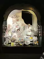 Bereits am Volkstrauertag, zwei Wochen vor dem 1. Advent, sind die Schaufenster eines gro�en Feinkost- und Delikatessengesch�ftes (Stammhaus einer traditionsreichen Kaffeemarke) in M�nchen auf der Dienerstra�e weihnachtlich dekoriert (1); 14.11.2010
