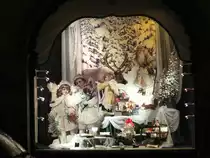 Bereits am Volkstrauertag, zwei Wochen vor dem 1. Advent, sind die Schaufenster des Stammhauses eines traditionsreichen Feinkost- und Delikatessengesch�ftes (auch als Kaffeemarke bekannt) in M�nchen auf der Dienerstra�e weihnachtlich dekoriert (2); 14.11.2010
