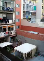 So leben die nicht gerade einkommensstarken B�rger Barcelonas: Hinterhof am  Carrer de Mallorca . 30.7.2008