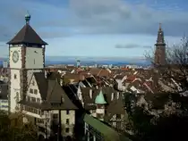 Freiburg im Breisgau, Blick vom Schlo�berg auf das Schwabentor, die Stadt und das M�nster, im Hintergrund die Berge des Kaiserstuhls, Nov.2010
