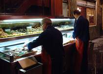 Austern ffnen auf der Strae - Tradition in Frankreich, nicht nur im Sommer, und nicht nur - wie hier - in Paris am Place Bastille. 12.7.2007 